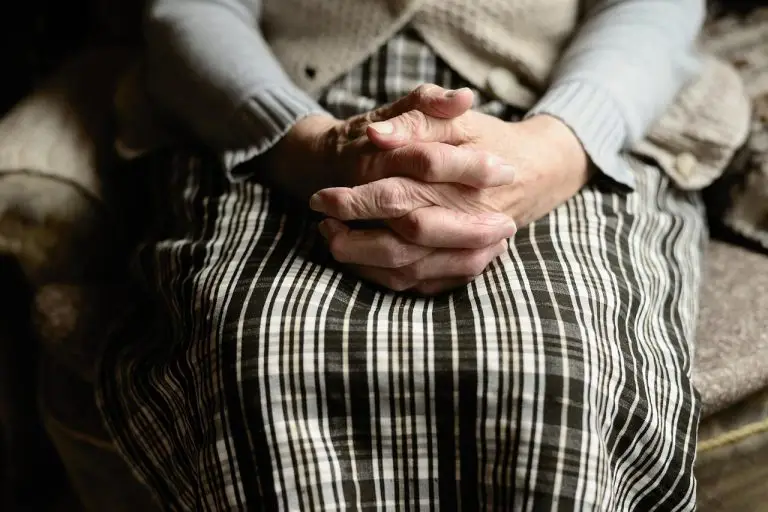 Ergotherapeut in Almere die ouderen helpt met valpreventie en woonaanpassingen voor betere zelfstandigheid