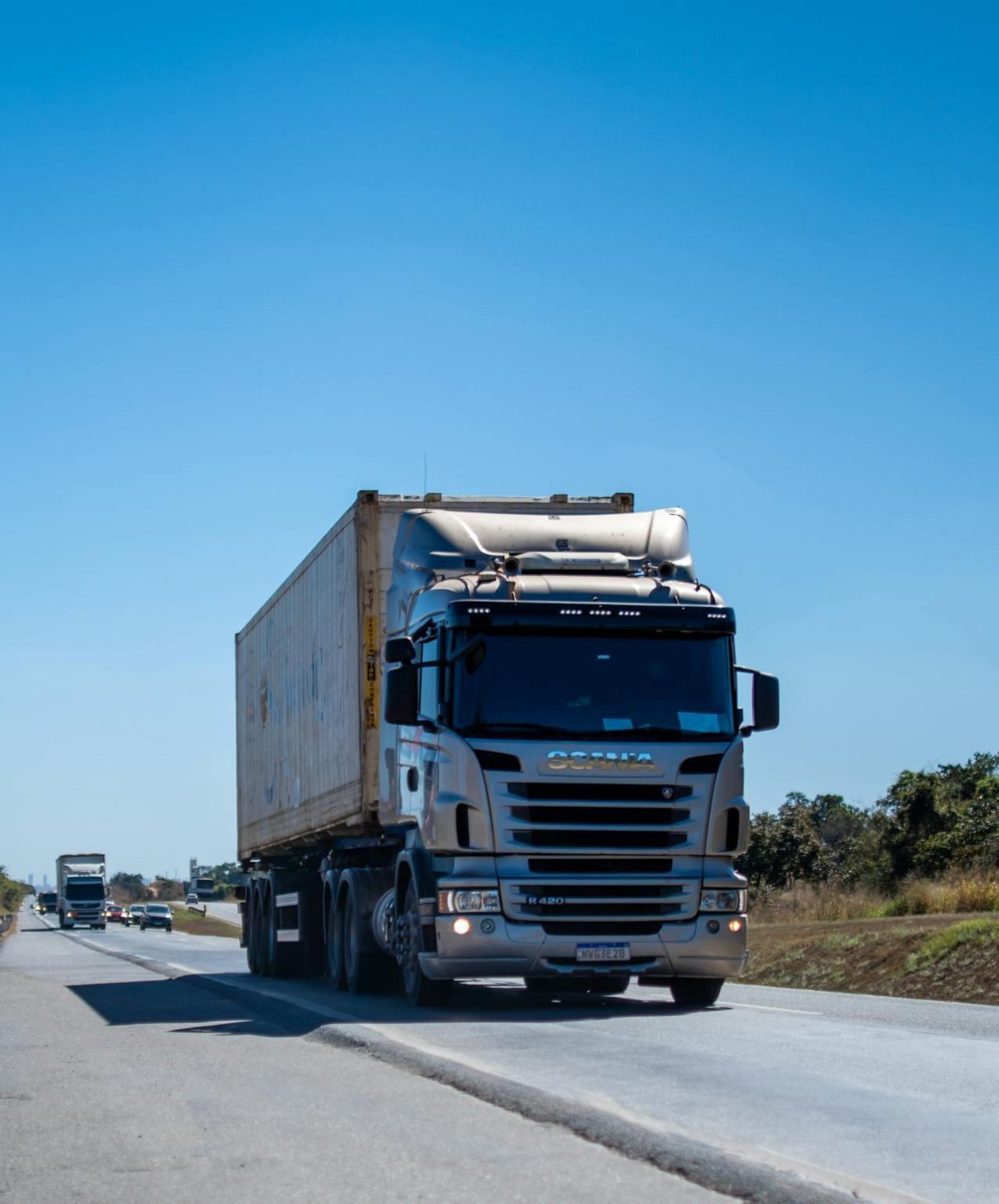 Vrachtwagenchauffeur in cabine - transportopleiding Eindhoven praktijktraining met focus op veiligheid en voertuigbeheersing